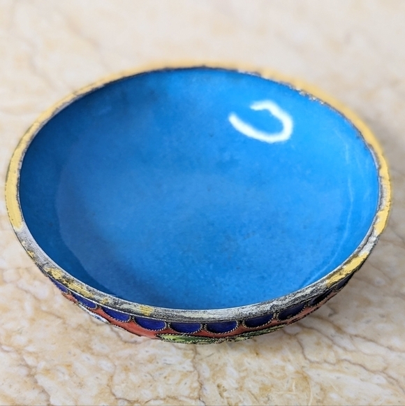 Vintage Cloisonne Round Metal Trinket Box Red With Floral Butterfly Details - Picture 8 of 15